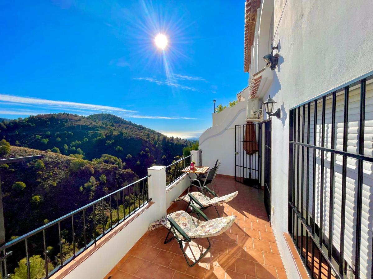 Apartamentos Axarquia , Frigiliana, Terraza Privada Con Vistas A La Montana Rio Y Al Mar Exterior photo