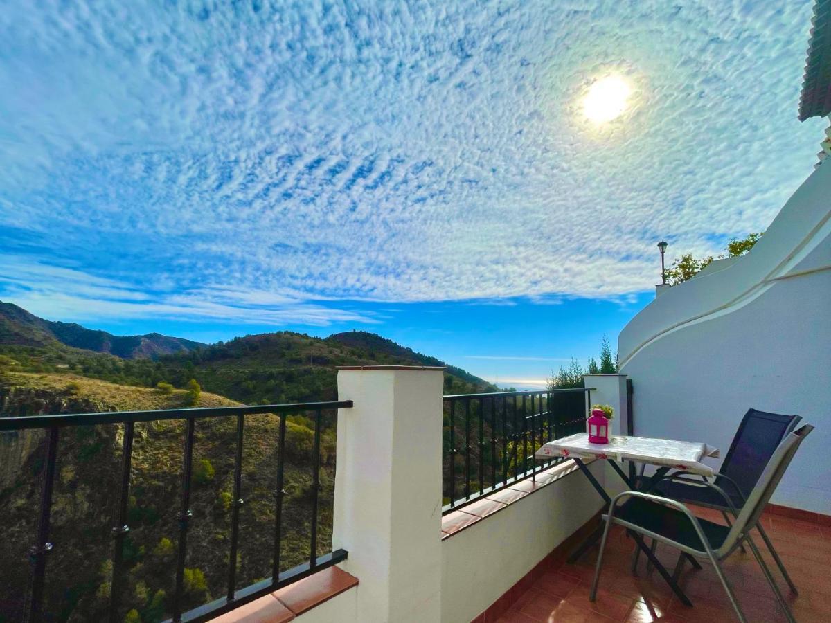 Apartamentos Axarquia , Frigiliana, Terraza Privada Con Vistas A La Montana Rio Y Al Mar Exterior photo